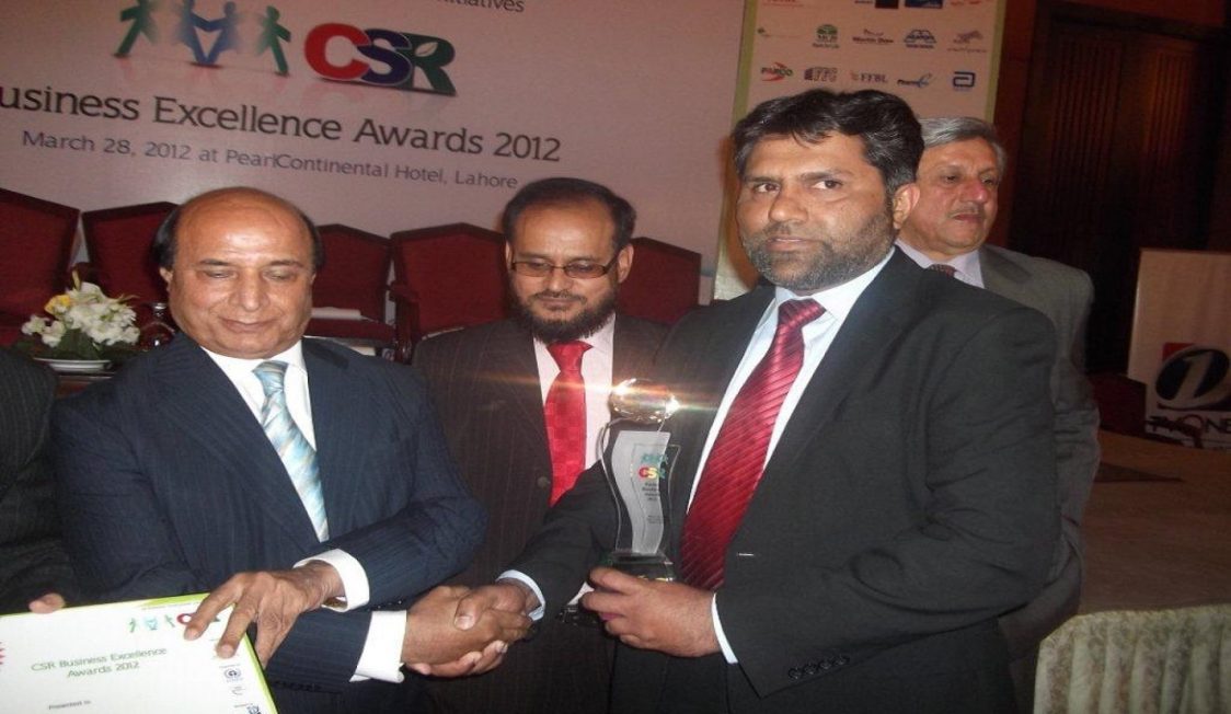 Mr. Tauqeer Malik is receiving award at CSR-2012